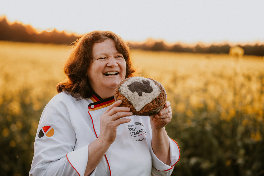 Seit 2023 gehört Maria Prinz zu den wenigen Brot-Sommeliers weltweit. Sie hat die Ausbildung beim Deutschen Brotinstitut absolviert, um zur Botschafterin der Deutschen Brotkultur zu werden. 